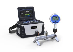 Additel ADT 761A mit Manometer bei der Kalibrierung